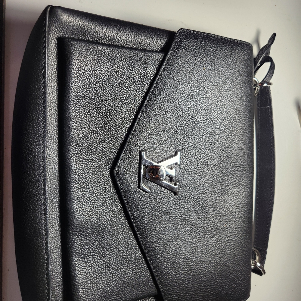lv heart me hand bag
